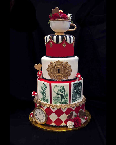 Γαμήλια τούρτα εμπνευσμένη από την “Αλίκη στη Χώρα των Θαυμάτων”.