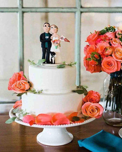 Γαμήλια τούρτα με λουλούδια σε έντονα χρώματα.